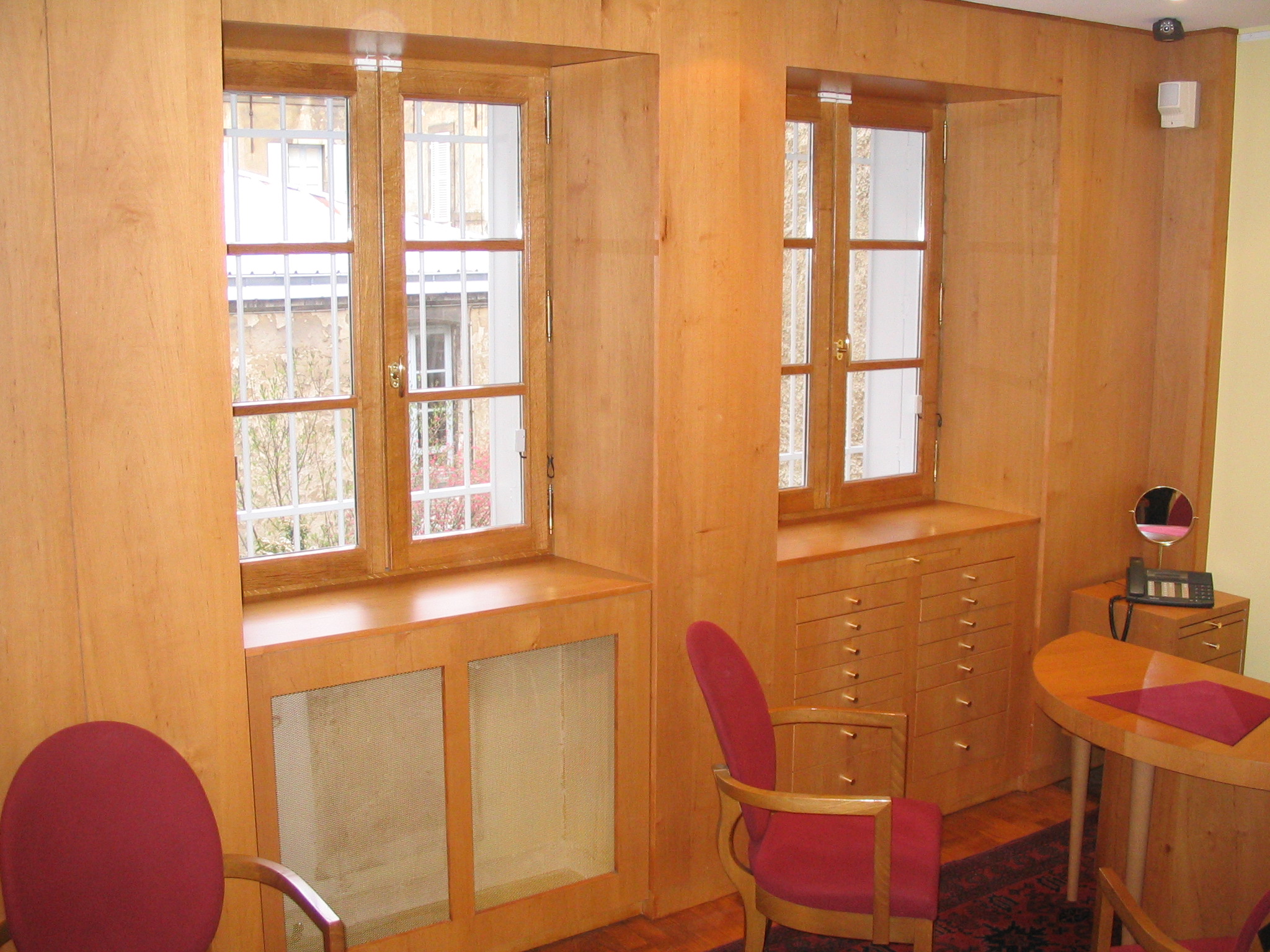 AGENCEMENT ESCALIER PARQUET MASSIF FENETRES PORTES SUR MESURE MENUISERIE PENNECOT LES ATELIERS DU BOIS DIJON BEAUNE NUITS ST GEORGES DOLE
